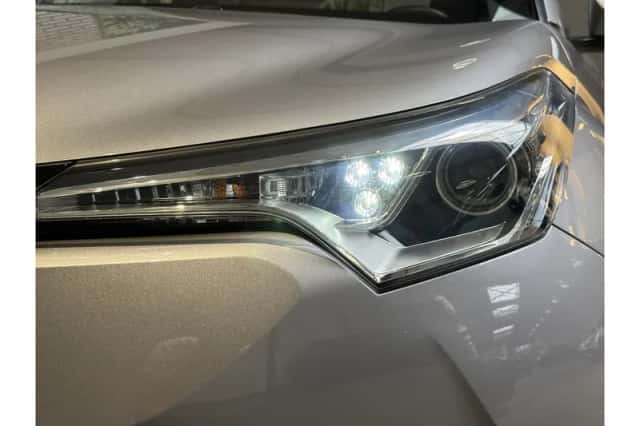 Toyota C-HR (2018) thumbnail 5