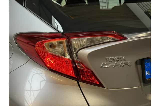 Toyota C-HR (2018) thumbnail 6
