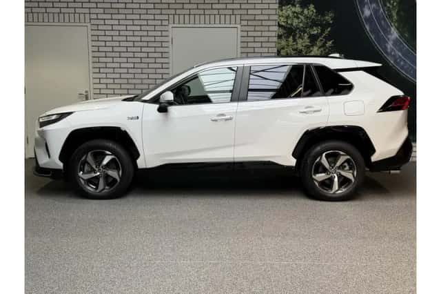 Toyota RAV4 (2024) thumbnail 2