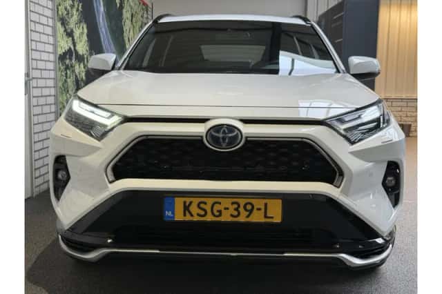Toyota RAV4 (2024) thumbnail 3