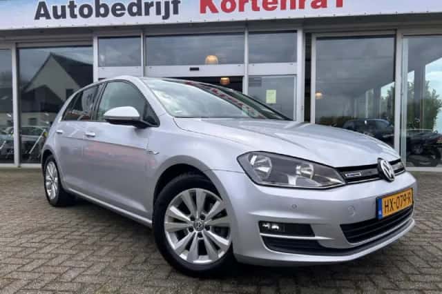 Volkswagen Golf (2016) thumbnail 2
