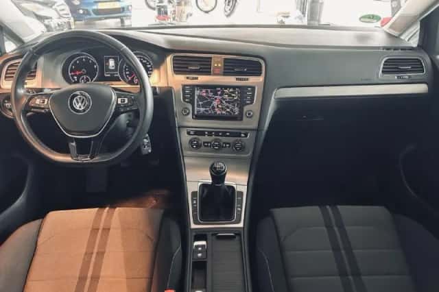 Volkswagen Golf (2016) thumbnail 4