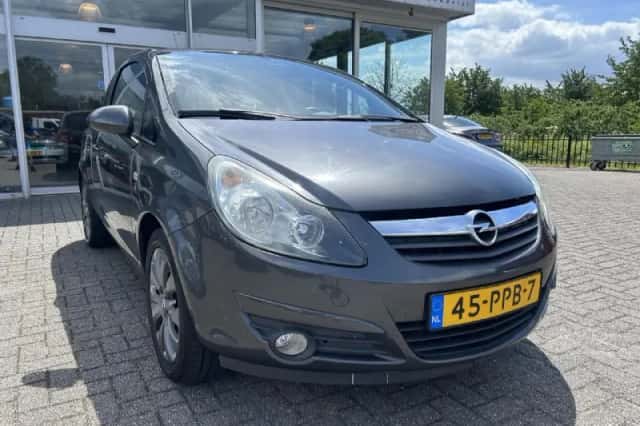 Opel Corsa (2011) thumbnail 4