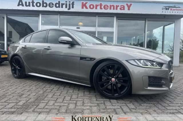 Jaguar XE (2018) thumbnail 1