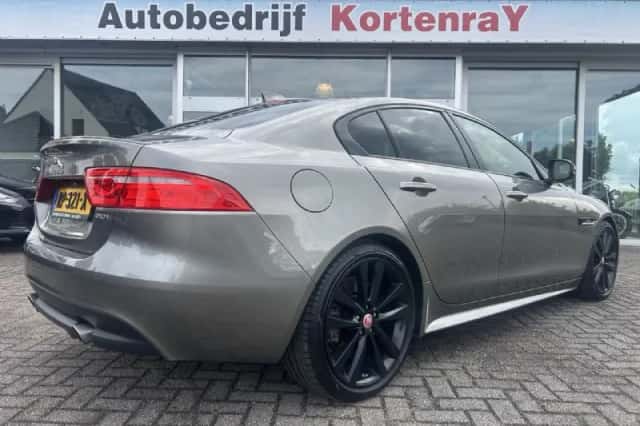 Jaguar XE (2018) thumbnail 2