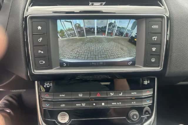 Jaguar XE (2018) thumbnail 3