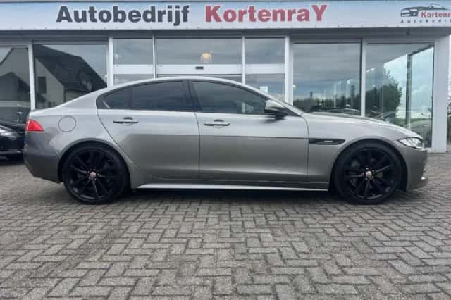Jaguar XE (2018) thumbnail 4