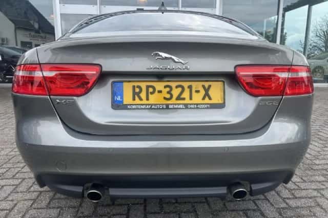 Jaguar XE (2018) thumbnail 5