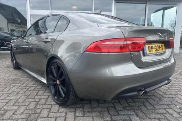 Jaguar XE (2018) thumbnail 6