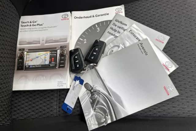 Toyota Avensis (2012) thumbnail 2
