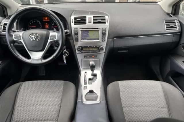 Toyota Avensis (2012) thumbnail 3