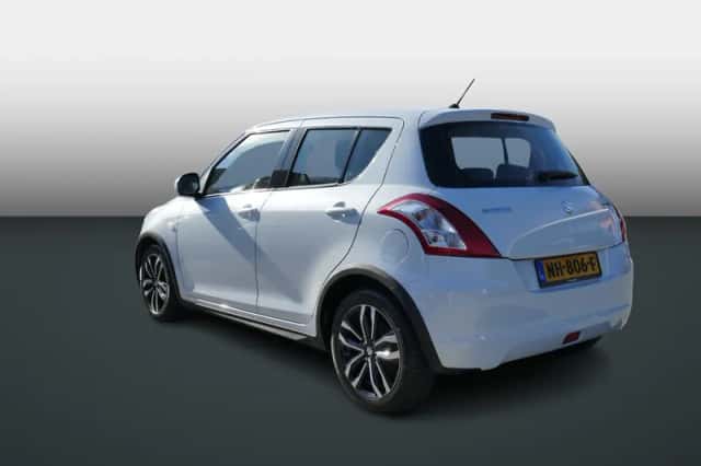 Suzuki Swift (2017) thumbnail 2