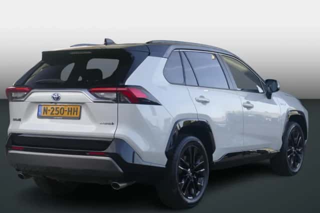 Toyota RAV4 (2021) thumbnail 3
