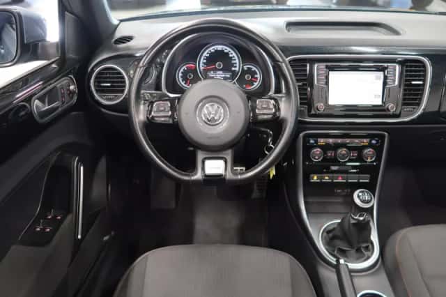 Volkswagen Beetle (2017) thumbnail 5