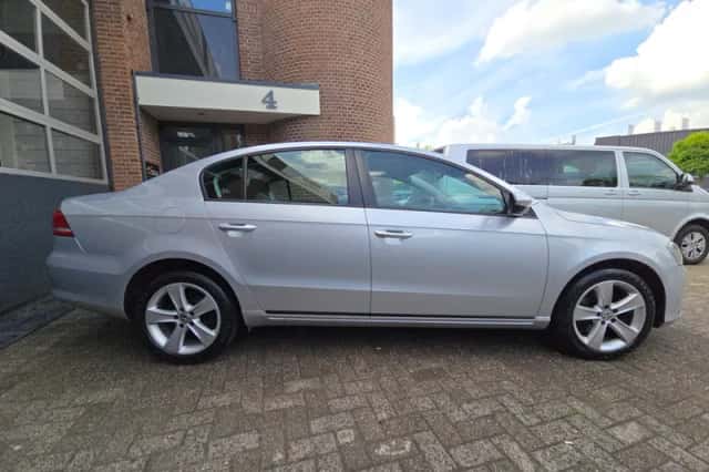Volkswagen Passat (2011) thumbnail 3