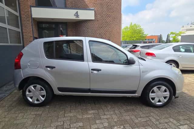 Dacia Sandero (2008) thumbnail 3