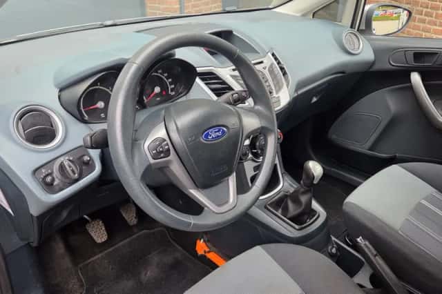 Ford Fiesta (2010) thumbnail 2