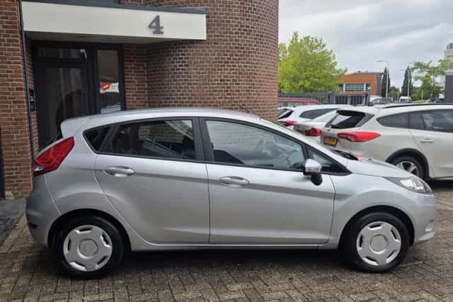 Ford Fiesta (2010) thumbnail 3