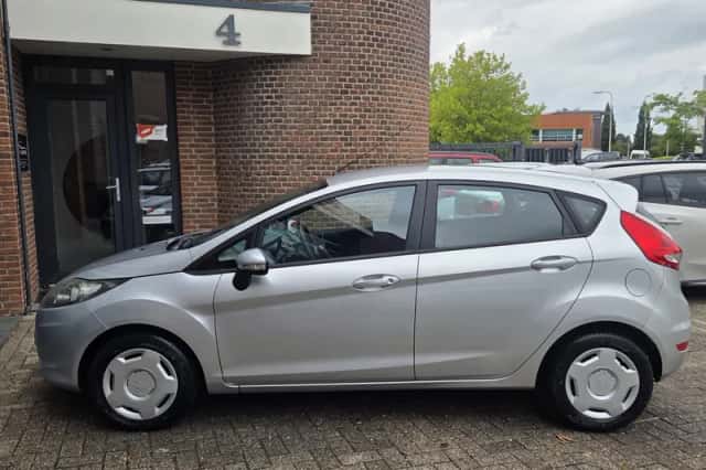 Ford Fiesta (2010) thumbnail 6