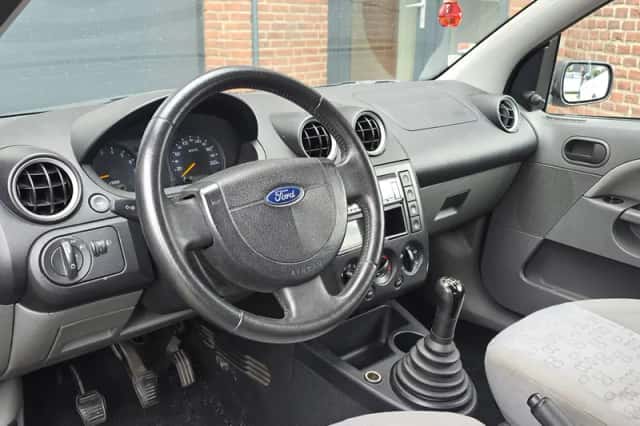 Ford Fiesta (2003) thumbnail 2