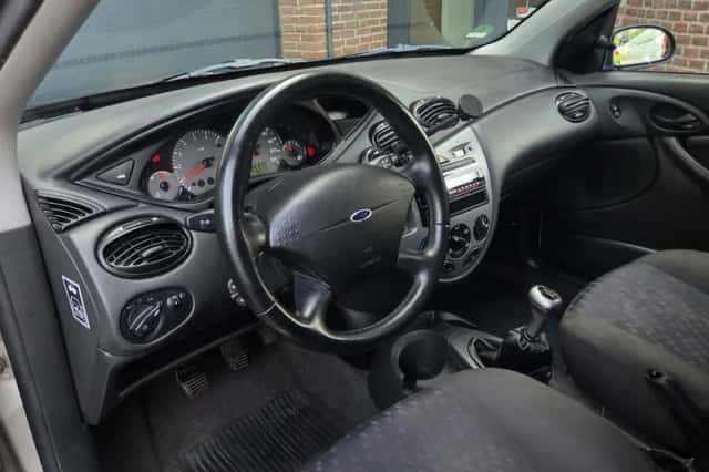 Ford Focus (1999) thumbnail 2