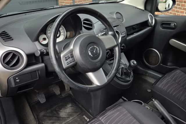 Mazda 2 (2008) thumbnail 2