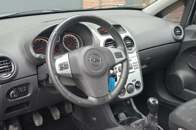 Opel Corsa (2011) thumbnail 2