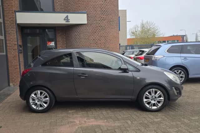 Opel Corsa (2011) thumbnail 3
