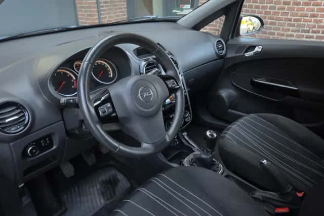 Opel Corsa (2010) thumbnail 2