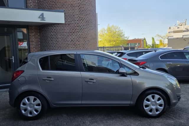 Opel Corsa (2010) thumbnail 3