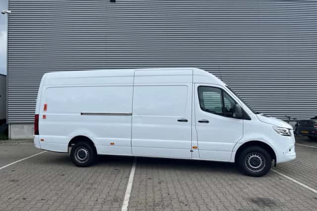 Mercedes-Benz Sprinter (2023) thumbnail 2
