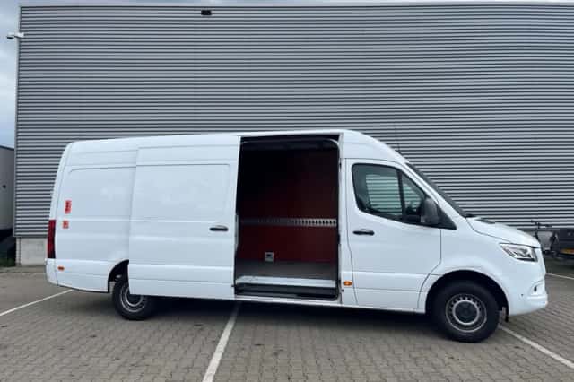 Mercedes-Benz Sprinter (2023) thumbnail 3