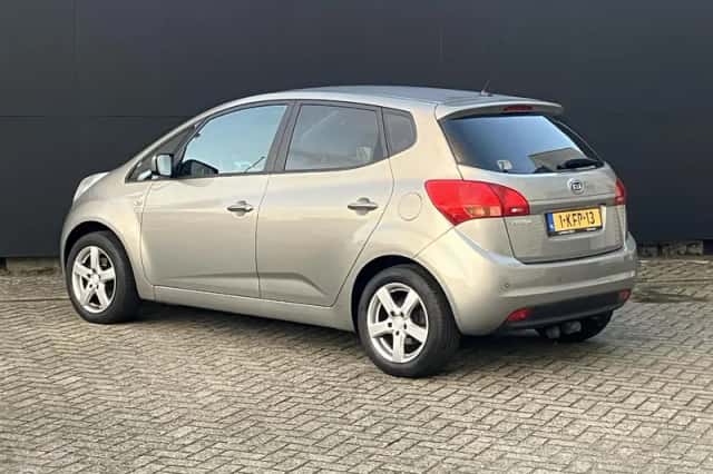 Kia Venga (2012) thumbnail 3