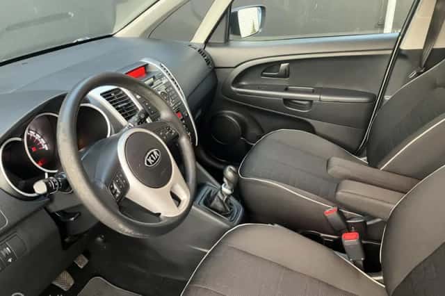 Kia Venga (2012) thumbnail 5