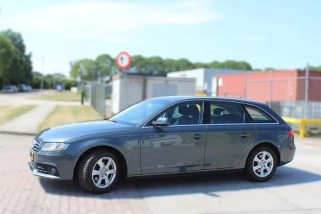 Audi A4 (2010) thumbnail 3