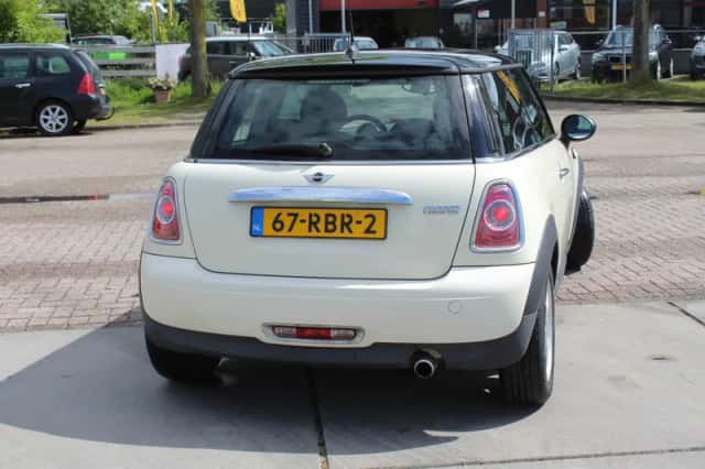 MINI Cooper (2011) thumbnail 4