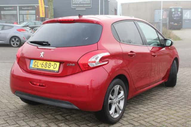 Peugeot 208 (2015) thumbnail 2
