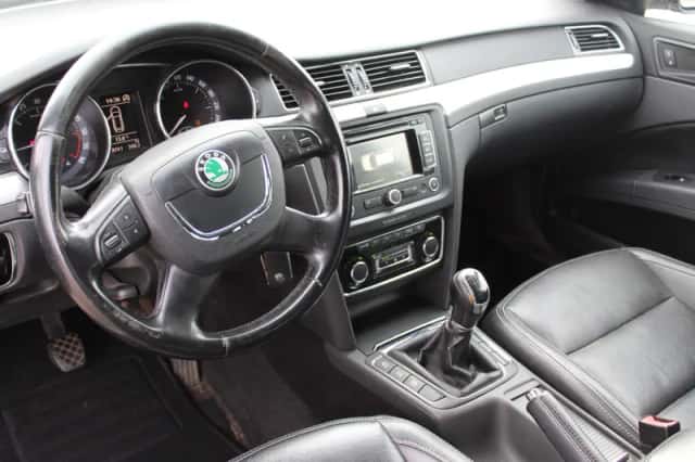 Škoda Superb (2011) thumbnail 4