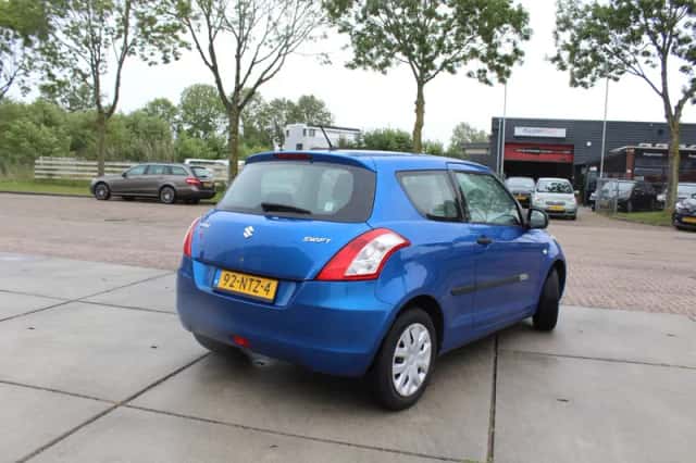 Suzuki Swift (2010) thumbnail 6