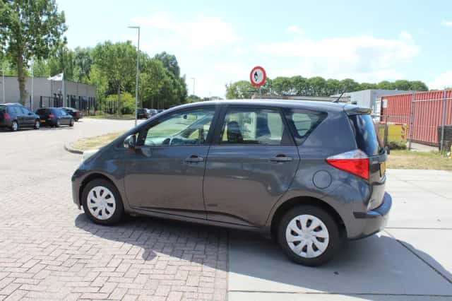 Toyota Verso-S (2012) thumbnail 3