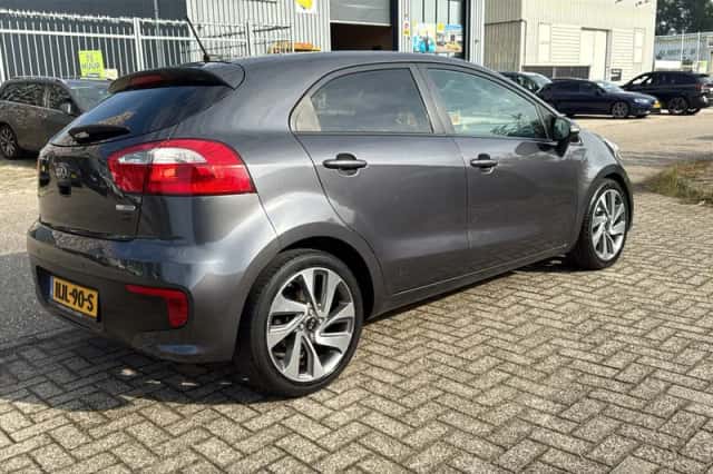 Kia Rio (2017) thumbnail 5