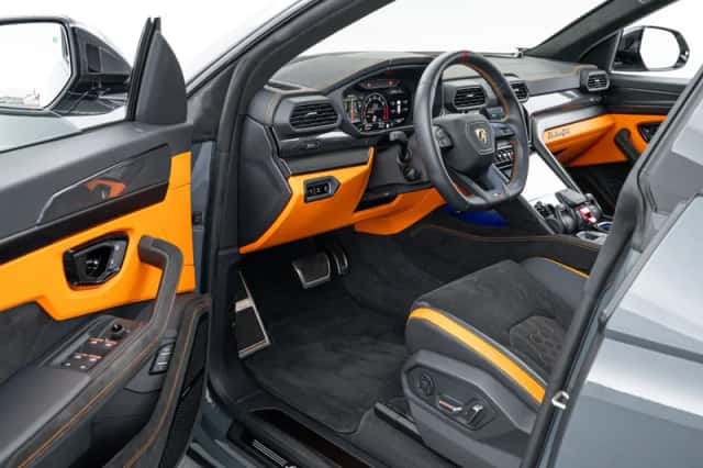 Lamborghini Urus (2023) thumbnail 6