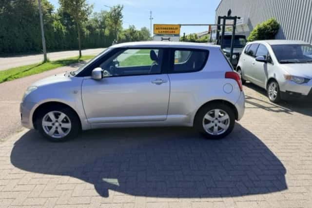 Suzuki Swift (2008) thumbnail 3