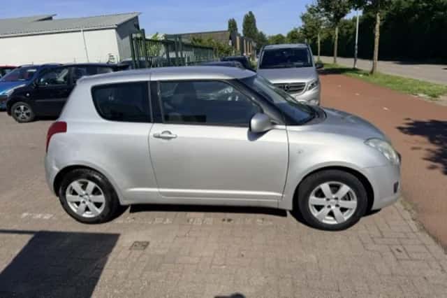 Suzuki Swift (2008) thumbnail 5