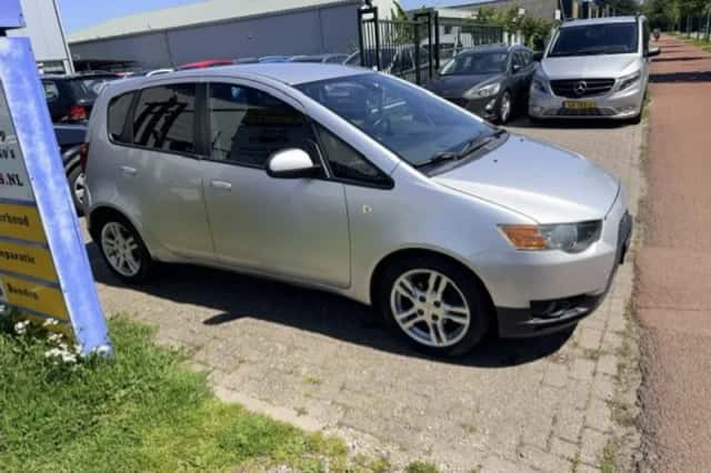 Mitsubishi Colt (2009) thumbnail 4