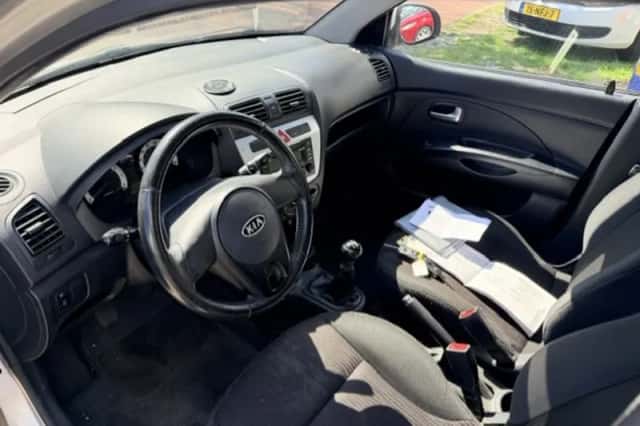 Kia Picanto (2010) thumbnail 2