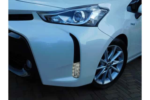 Toyota Prius (2017) thumbnail 2