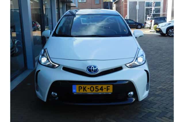 Toyota Prius (2017) thumbnail 4