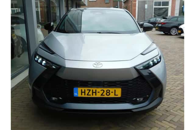 Toyota C-HR (2025) thumbnail 2
