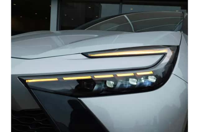 Toyota C-HR (2025) thumbnail 3